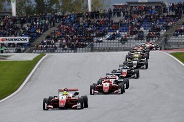 Mick Schumacher lidera al pelotón en la segunda carrera de Austria.