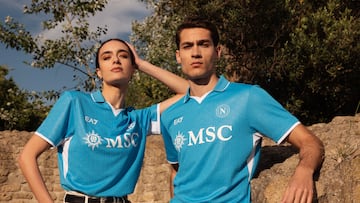 El N¨¢poles cambia su escudo y su identidad visual