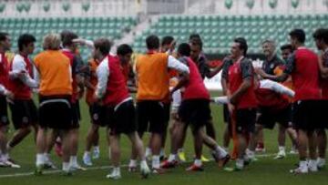 El Sevilla se ejercita en el campo del Slask este miércoles.