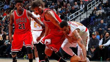 ATLANTA, GA - NOVEMBER 09: Thabo Sefolosha #25 of the Atlanta Hawks drives against Robin Lopez #8 of the Chicago Bulls at Philips Arena on November 9, 2016 in Atlanta, Georgia. NOTE TO USER User expressly acknowledges and agrees that, by downloading and or using this photograph, user is consenting to the terms and conditions of the Getty Images License Agreement. Kevin C. Cox/Getty Images/AFP
== FOR NEWSPAPERS, INTERNET, TELCOS & TELEVISION USE ONLY ==