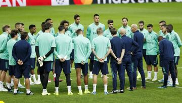 Los jugadores del Real Madrid, en la charla de Zidane antes del entrenamiento en el Ali Sami Yen.