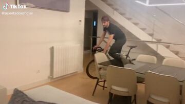 La locura de vídeo en Tik Tok con la bici dentro de casa