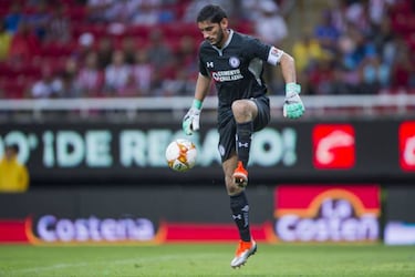 Jesús Corona utilizó uniforme ‘indebido’ en el primer tiempo