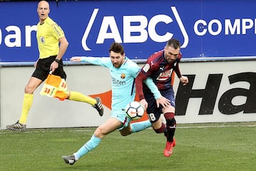 El delantero argentino del FC Barcelona, Lionel Messi  y el Gerad Piqué  y el defensa del Eibar Anaitz Arbilla 