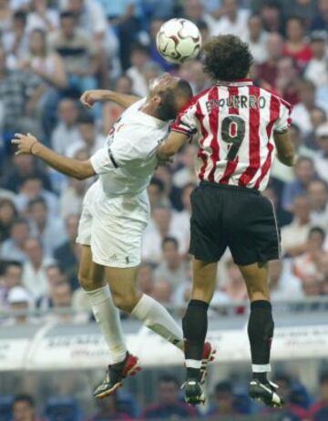 Zidane domina el esférico de manera acrobática ante el empuje de Ezquerro 