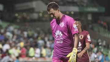 Aficionados de Santos Laguna reciben a Marchesín a billetazos