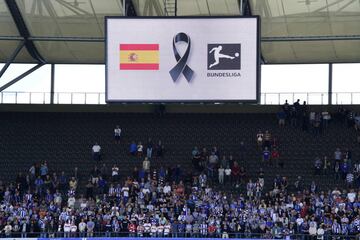 Minuto de silencio en la Bundesliga antes del partido entre Hertha Berlin y VfB Stuttgart en Berlín.