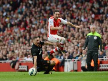 Santi Cazorla lucha un balón con James Chester.