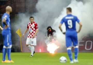 Italia - Croacia. Los bomberos tuvieron que quitar varias bengalas del campo de juego. 