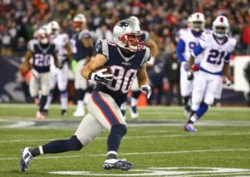 Por parte de los Pats sobresalió Danny Amendola en un juego de pase, como siempre, muy repartido. Hasta 7 jugadores cogieron algún pase de Brady, por solo 5 de los Bills. Amendola sumó 117 yardas en 9 recepciones, seguido por Brandon LaFell con 66 en 4.