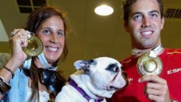 <b>¡QUÉ BONITA! </b>Bartolo, el perro de Erika Villaecija, mira alucinado la medalla de oro de Rafa Muñoz.