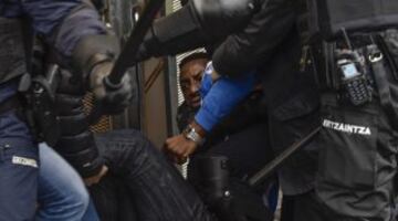 Enfrentamientos esta tarde en el centro de Bilbao entre hinchas del Olympique de Marsella y del Athletic de Bilbao.