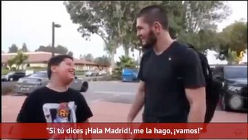 Khabib obliga a un niño del Barça a decir ¡Hala Madrid! por una foto