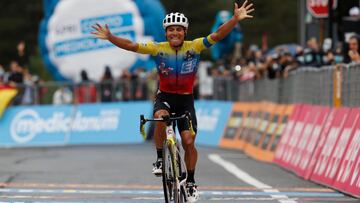 Jonathan Caicedo celebra su victoria en la tercera etapa del Giro de Italia 2020 con final en el Etna.