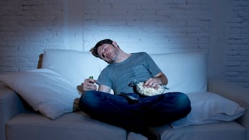Si dejas algo encendido cuando duermes, la psicología avisa de cómo influye en tu cuerpo