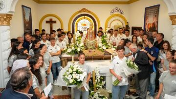La plantilla masculina y femenina de fútbol del Albacete realizar la clásica ofrenda floral a la Virgen de los Llanos.