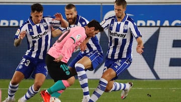 GRAF2038. VITORIA, 31/10/2020.- El delantero argentino del FC Barcelona, Leo Messi, intenta superar a los defensores del Alav&eacute;s, durante el encuentro correspondiente a la octava jornada de primera divisi&oacute;n que disputan esta noche en el estad