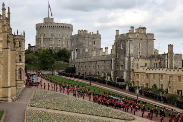 Los Grenadier Guards acompañan el ataúd en las instalaciones del castillo de Windsor. 