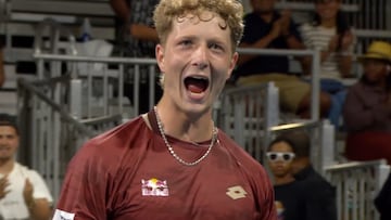 Martín Landaluce celebra su triunfo contra Karen Khachanov en Miami.