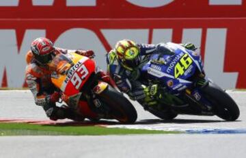 Toque en la última curva entre Márquez y Rossi.