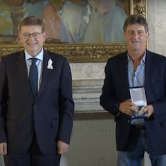 Kempes recibe la distinción de la Generalitat al borde de las lágrimas