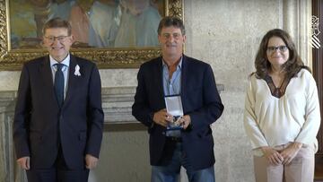 Kempes recibe la distinci車n de la Generalitat al borde de las l芍grimas