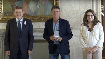 Kempes recibe la distinción de la Generalitat al borde de las lágrimas