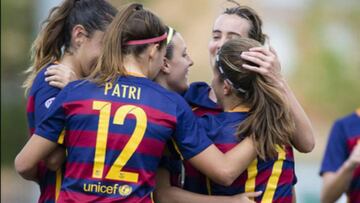 Las chicas celebran el gol.