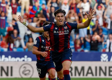 Carlos Espí, a sus 18 años, consigue su primer gol tras 36 minutos disputados con el primer equipo. 
