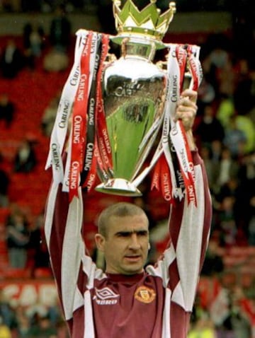 Fichó por el Manchester United en 1993, club en el que se retiraría en 1997. Con los ingleses ganó 4 Premier League, 2 FA Cup y 3 Charity Shield.
Cantona levantando el trofeo de la última Premier que ganó.  