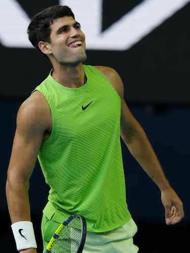 Tras recibir el tratamiento. Carlos Alcaraz siguió jugando, pero las muestras de dolor fueron continuas hasta el final del partido.