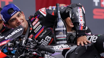 Jorge Martín baja de la Aprilia de MotoGP tras su victoria al esprint en Austin.