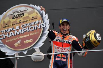 Marc Márquez celebrando la victoria en el Gran Premio de Valencia.