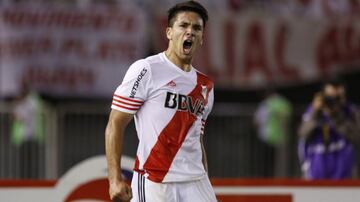 Al igual que su padre, sali¨® a temprana edad de Argentina rumbo a Italia. En el caso de Gio desde River Plate al Genoa. Se hizo famoso tras un gran papel en el Sudamericano Sub20 en el que demostr¨® su capacidad goleadora y que le valieron su traspaso al Genoa. En su primer a?o ha sido una pieza fundamental para el equipo, en el que empez¨® suplente pero acab¨® como titular indiscutible. Este verano ha fichado por la Fiorentina, otro paso en una carrera que promete. Tiene solamente 22 a?os.