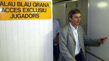 septiembre de 204. Svetislav Pesic sale del Palau Blaugrana tras despedirse de la plantilla. Ma&ntilde;ana volvera a cruzae de nuevo esta puerta.