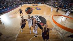 Campazzo y Claver, en un Bar&ccedil;a-Madrid de la Euroliga.