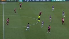 Pulgar agarró la pelota en el círculo central e hizo esto... ¡era golazo!