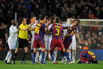 La patada del central andaluz a Lionel Messi provoc¨® una tremenda tangana sobre el terreno de juego. Puyol fue el que m¨¢s se acerc¨® a Ramos y recibi¨® un manotazo en la cara, provocando que el capit¨¢n catal¨¢n cayera al suelo junto con Messi.