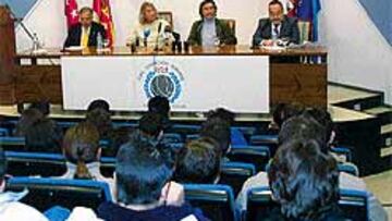 <B>REECUENTRO DE VIEJOS AMIGOS.</B> Hugo Gatti se entendió con Miguel de la Quadra-Salcedo, hablaron el mismo idioma.