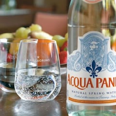 Pide agua mineral en el restaurante, le traen una botella de los alpes franceses y le cobran 11 euros: hasta el camarero reconoce el ‘robo’