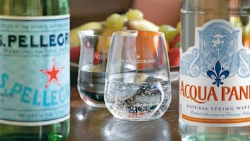 Pide agua mineral en el restaurante, le traen una botella de los alpes franceses y le cobran 11 euros: hasta el camarero reconoce el ‘robo’