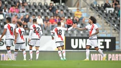 Aridane celebra con Álvaro el 0-1 del Rayo.