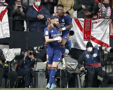 Vinicius y Benzema celebran el 0-1 logrado por el Real Madrid en casa del Rayo Vallecano en la tarde del pasado sábado.