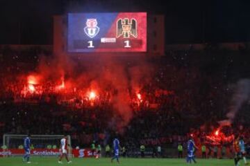 Ya a las complejidades futbolísticas, también están las que ocurren fuera de la cancha. En la derrota de Universidad de Chile frente a Unión Española, barristas encendieron bengalas y bombas de ruido, lo que derivó en una suspensión por parte de la ANFP. Y no solo en el campeonato nacional se ha visto esto, sino que también en Copa Libertadores.