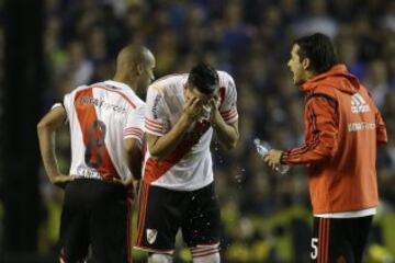 El Superclásico entre Boca-River fue suspendido luego de que hinchas lanzaran gas pimienta a los jugadores visitantes. La Bombonera arriesga dura sanción. 