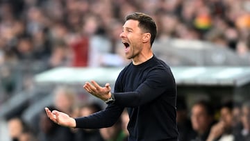 Xabi Alonso da órdenes ante el St Pauli.