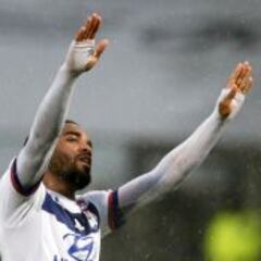 Lacazette puede ser el recambio de Benzema en el Real Madrid