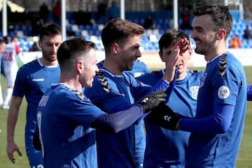 Los jugadores del AFC Slutsk celebran un gol en la liga bielorrusa.