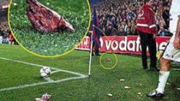 <B>SIGUE VIVO</B>. El polémico clásico del 23 de noviembre de 2002 continúa abierto. La imagen del cochinillo es oprobiosa para el Barça.