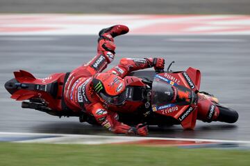 Bagnaia se va al suelo. Cuando estaba intentando poner tierra de por medio con Álex Márquez, la pista le ha condenado en la curva 13. 